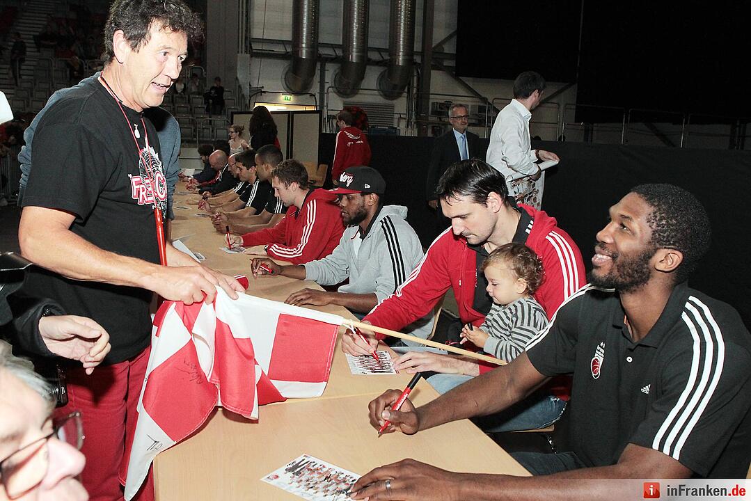 Brose FanParty 220615 05 Autogramme