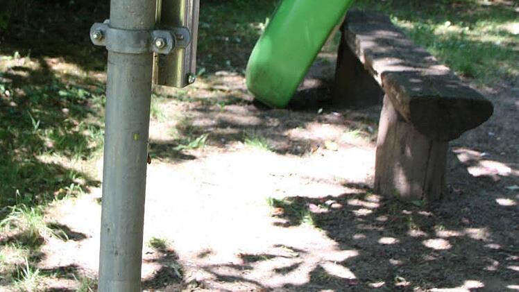 Unschön: Der Abfalleimer auf dem Münnerstädter Spielplatz am Jürgentor wurde abgerissen, Schaukeln waren um den Querbalken gewickelt. Foto: Ralf Ruppert