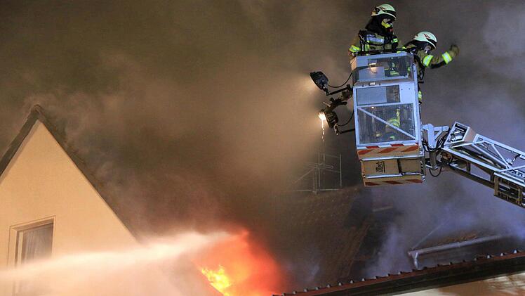 In Grub am Forst (Landkreis Coburg) brannte in der Nacht auf Montag ein Mehrfamilienhaus. Foto: Ferdinand Merzbach