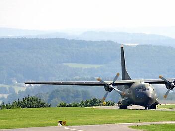 Eine Transall auf dem Flugplatz Brandensteinsebene. Die darf dort ohnehin nur ausnahmsweise landen - sei es im Rahmen einer Flugschau (wie hier) oder bei militärischen Übungsflügen. Foto: CT-Archiv