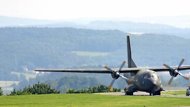 Eine Transall auf dem Flugplatz Brandensteinsebene. Die darf dort ohnehin nur ausnahmsweise landen - sei es im Rahmen einer Flugschau (wie hier) oder bei militärischen Übungsflügen. Foto: CT-Archiv