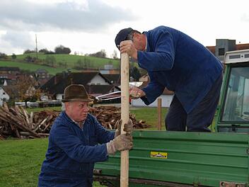 Josef Wehner und Georg Rottenberger bei einer Baumpflanzaktion am Burkardrother Multifunktionsspielplatz im Jahre 2011. Auch für körperlich schwere Arbeiten bräuchte der Verein dringend Nachwuchs. Archivfoto: Kathrin Kupka-Hahn