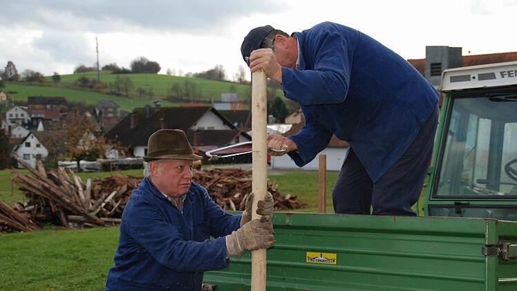 Josef Wehner und Georg Rottenberger bei einer Baumpflanzaktion am Burkardrother Multifunktionsspielplatz im Jahre 2011. Auch für körperlich schwere Arbeiten bräuchte der Verein dringend Nachwuchs. Archivfoto: Kathrin Kupka-Hahn