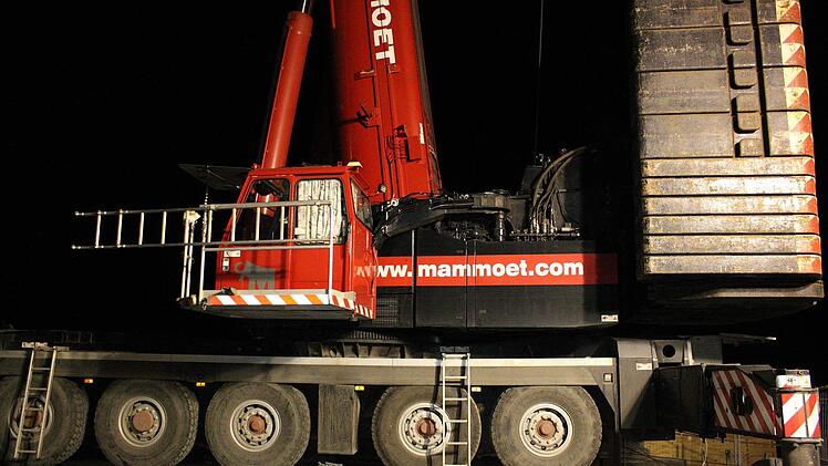 Die beiden eingesetzten Kräne mussten rund 65 Tonnen schwere Lasten anheben. Foto: Veronika Schadeck