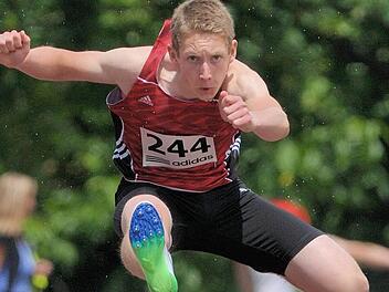 Justus Santjer verbesserte sich über die 400 Meter Hürden innerhalb von wenigen Tagen um eine Sekunde und knackte die Norm für die deutschen Jugendmeisterschaften. Foto: Peter Müller
