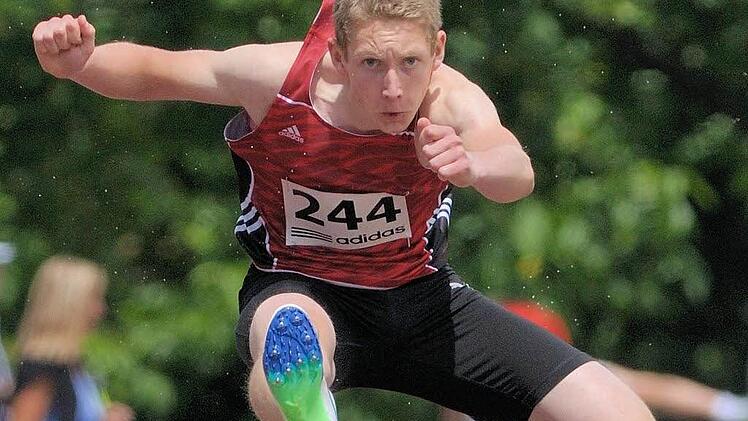 Justus Santjer verbesserte sich über die 400 Meter Hürden innerhalb von wenigen Tagen um eine Sekunde und knackte die Norm für die deutschen Jugendmeisterschaften. Foto: Peter Müller