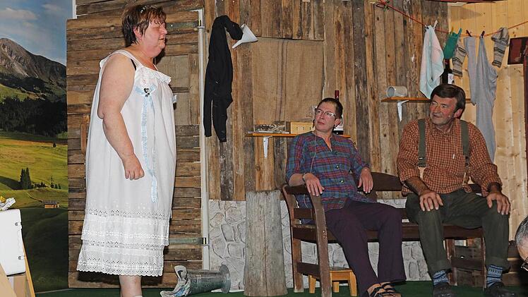 Schlaftrunken betritt Gabi (Ute Schedel) die Bühne. Edith (Christiane Betz-Grünwald) und Kilian (Udo Rosenbauer) sind amüsiert.  Foto: Klaus Gagel