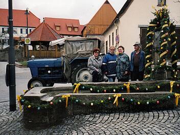 Archivaufnahme des Osterbrunnens von 2001, von links: Agnes Knüttel, Gisela Schultheiß, Elsa Metz, Edwin Metz  Foto: Walter Knüttel