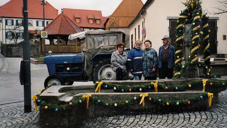 Archivaufnahme des Osterbrunnens von 2001, von links: Agnes Knüttel, Gisela Schultheiß, Elsa Metz, Edwin Metz  Foto: Walter Knüttel