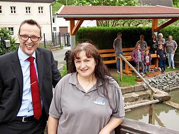 Auch bei Regen kein Problem: Andreas P&ouml;hner, B&uuml;rgermeister von Wonsees, und Gabriele Popp, Vorsitzende des Zedersitzer Kneippenputzer-Vereins bei der Einweihung der neuen &Uuml;berdachung.  Foto: Adriane Lochner