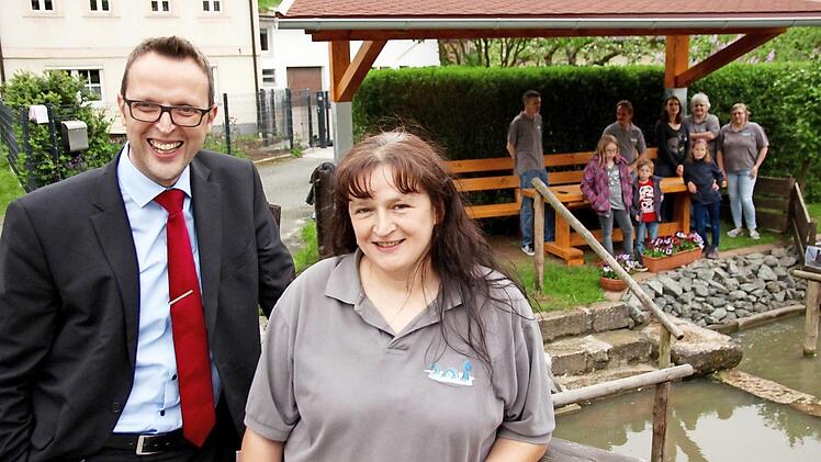 Auch bei Regen kein Problem: Andreas P&ouml;hner, B&uuml;rgermeister von Wonsees, und Gabriele Popp, Vorsitzende des Zedersitzer Kneippenputzer-Vereins bei der Einweihung der neuen &Uuml;berdachung.  Foto: Adriane Lochner