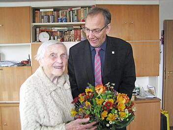 Dritter Bürgermeister Thomas Nowak überbrachte Erika Hoydis die Glückwünsche der Stadt Coburg zum 90. Geburtstag.  Foto: Martin Koch