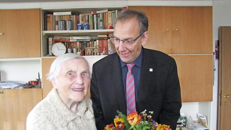 Dritter Bürgermeister Thomas Nowak überbrachte Erika Hoydis die Glückwünsche der Stadt Coburg zum 90. Geburtstag.  Foto: Martin Koch