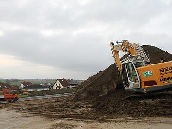 Direkt angrenzend an das Baugebiet "Am Langenbühl" grenzt das neue Rugendorfer Baugebiet an: auf einer Fläche von 6000 Quadratmetern entstehen acht Parzellen für Häuslebauer. Aktuell wird eine Sackgasse, die der Erschließung des neuen Bauabschnittes dient, gebaut