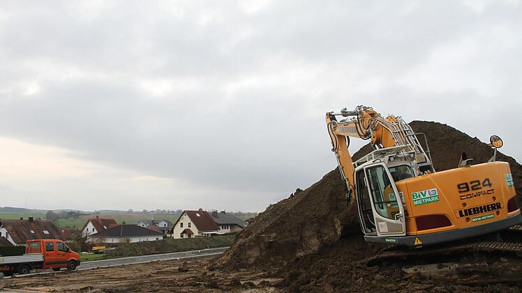Direkt angrenzend an das Baugebiet "Am Langenbühl" grenzt das neue Rugendorfer Baugebiet an: auf einer Fläche von 6000 Quadratmetern entstehen acht Parzellen für Häuslebauer. Aktuell wird eine Sackgasse, die der Erschließung des neuen Bauabschnittes dient, gebaut