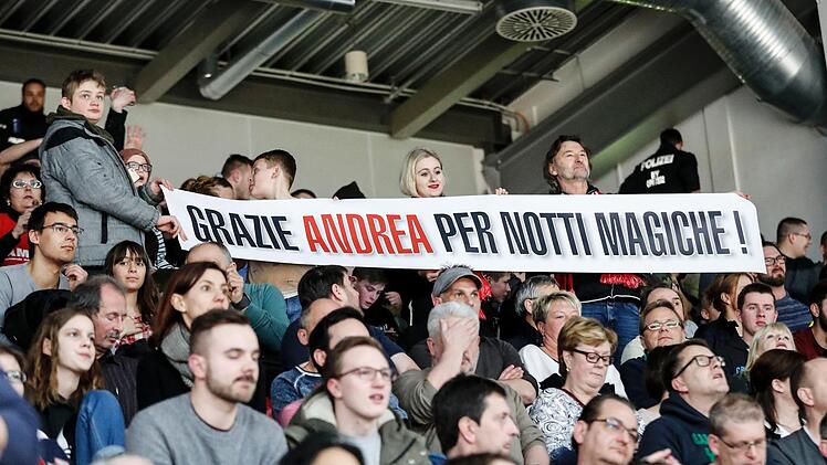 Es gab aber nicht nur Proteste: Etliche Fans bedankten sich bei Andrea Trinchieri für die magischen Nächte, die sie während seiner Amtszeit feiern durften.
