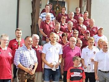 Die Vertreter des Fanclubs "Drei Franken" mit der Prominenz vom FCN beim Erinnerungsbild Foto: privat