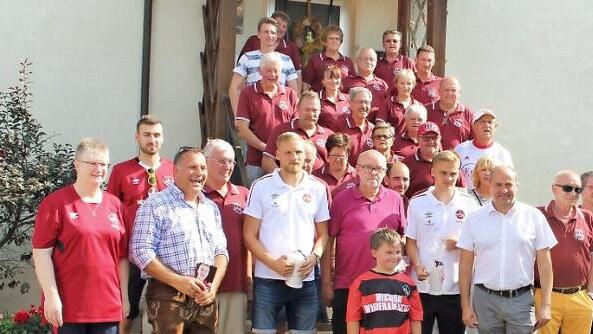 Die Vertreter des Fanclubs "Drei Franken" mit der Prominenz vom FCN beim Erinnerungsbild Foto: privat