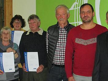 Vorsitzender Bernd Veth (links) und sein Stellvertreter Edgar Wolf (rechts) ehrten die langjährigen und verdienten Mitglieder des VdK Elfershausen (von links) Rosalinde Lehnert, Marie-Luise Mützel, Erika Kleinhenz, Detlef Pfannes, Roland Federlein und Werner Kramer.  Foto: Winfried Ehling