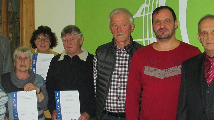 Vorsitzender Bernd Veth (links) und sein Stellvertreter Edgar Wolf (rechts) ehrten die langjährigen und verdienten Mitglieder des VdK Elfershausen (von links) Rosalinde Lehnert, Marie-Luise Mützel, Erika Kleinhenz, Detlef Pfannes, Roland Federlein und Werner Kramer.  Foto: Winfried Ehling