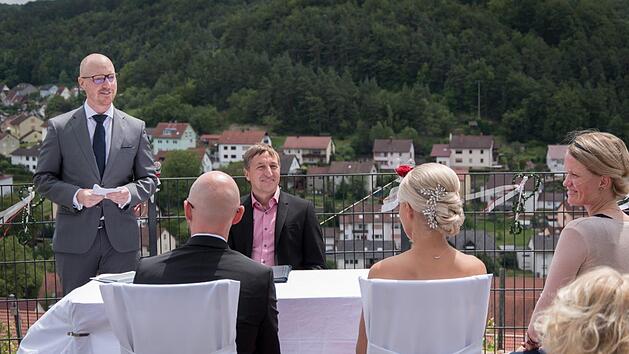Voller Erfolg: Die M&ouml;glichkeit, sich am terroir-f-Punkt trauen zu lassen, wird gerne angenommen, so B&uuml;rgermeister Rainer Morper in seiner R&uuml;ckschau. Foto Andreas Lomb