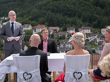 Voller Erfolg: Die Möglichkeit, sich am terroir-f-Punkt trauen zu lassen, wird gerne angenommen, so Bürgermeister Rainer Morper in seiner Rückschau. Foto Andreas Lomb