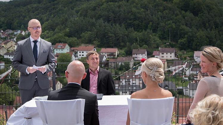 Voller Erfolg: Die Möglichkeit, sich am terroir-f-Punkt trauen zu lassen, wird gerne angenommen, so Bürgermeister Rainer Morper in seiner Rückschau. Foto Andreas Lomb