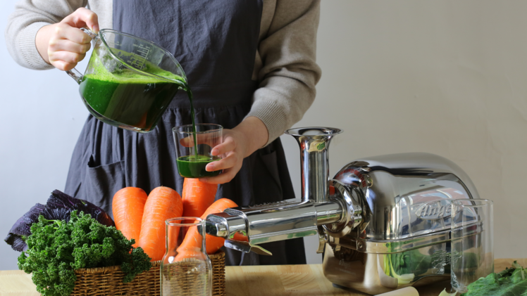Ein Slow Juicer entsaftet Obst, Gemüse, Kräuter und Gräser schonend.