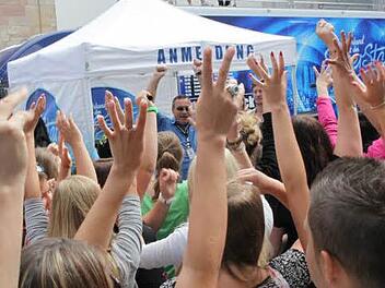 Wer will Superstar werden? Beim DSDS-Casting in Erlangen strömten scharenweise Sänger zum Casting-Truck.  Fotos: Barbara Herbst
