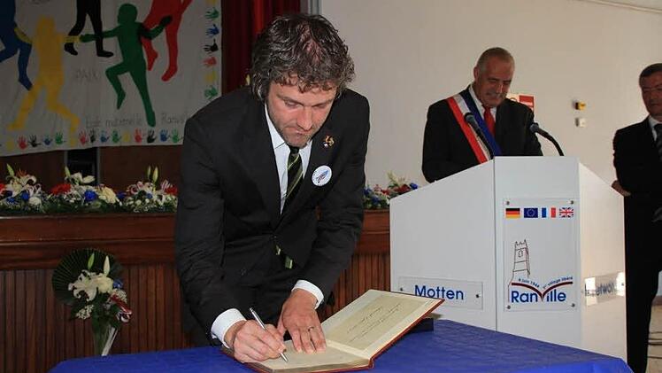 Bürgermeister Jochen Vogel trägt sich ins Goldene Buch ein.