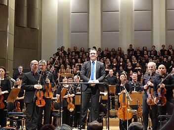 Chorsänger, Orchester und Dirigent Ingmar Beck beim Schlussapplaus  Foto: Johanna Eckert