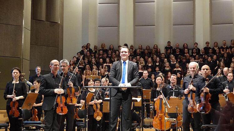 Chorsänger, Orchester und Dirigent Ingmar Beck beim Schlussapplaus  Foto: Johanna Eckert