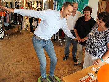 Bürgermeister Martin Bernreuther lässt auf einem Balancebrett seine Rückenstabilität ermitteln. Foto: Katharina Müller-Sanke
