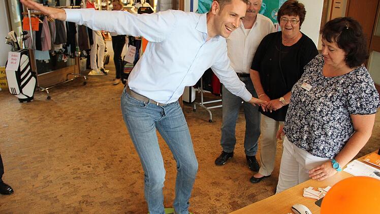 Bürgermeister Martin Bernreuther lässt auf einem Balancebrett seine Rückenstabilität ermitteln. Foto: Katharina Müller-Sanke