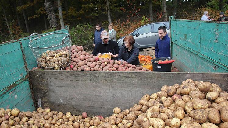 Rund 1500 Kilo Kartoffeln wird der Ertrag der alten Sorten "Rote Laura" und "Granola" sein, schätzen die beiden Familien Brehm und Bürger aus Grub am Forst. Foto: Michael Stelzner