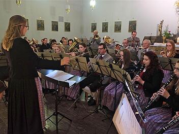 Am Dirigentenpult schwang Laura Breuter-Widera ihren Taktstock für die Kapelle der Musikvereinigung Wartmannsroth. Fotos: Gerd Schaar