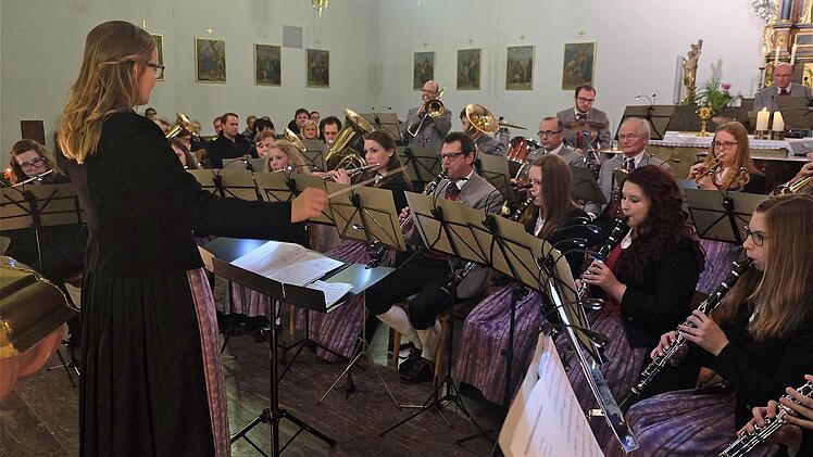 Am Dirigentenpult schwang Laura Breuter-Widera ihren Taktstock für die Kapelle der Musikvereinigung Wartmannsroth. Fotos: Gerd Schaar