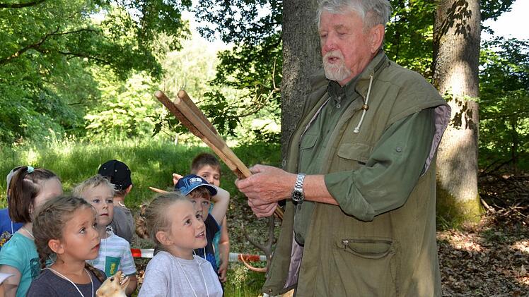 Josef Rüttiger, Jäger Sepp genannt, hat nicht nur verschiedene Tierfelle und einen präparierten Steinmarder mitgebracht, sondern auch für jedes Kind einen Jägerstock angefertigt. Foto: Kathrin Kupka-Hahn
