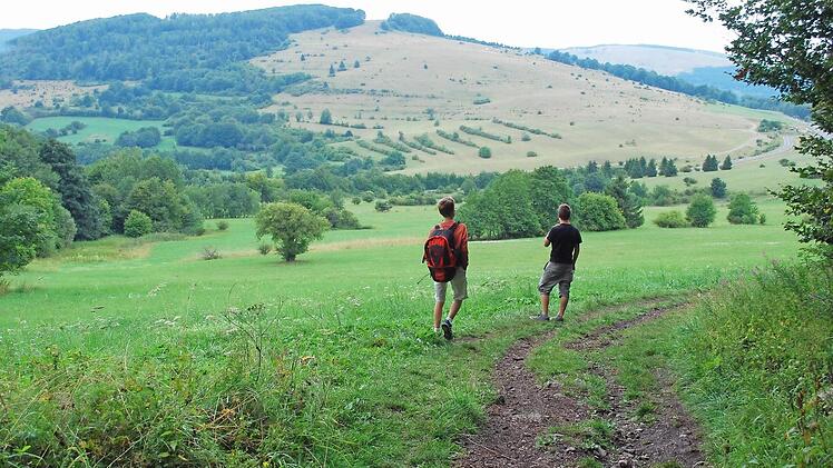 Weite Fernen, aber auch lauschige Pfade und verschlungene Wege entdecken - das alles ist in der Rhön möglich.  Foto: Günter Flegel