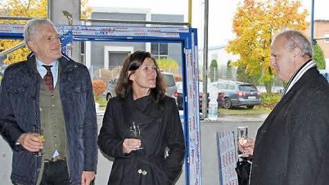 Bürgermeister Gerald Brehm (rechts) freut sich über das Engagement von Investor Manfred Graf und Baxter-Geschäftsführerin Manuela Hoffmann-Lücke in Höchstadt.