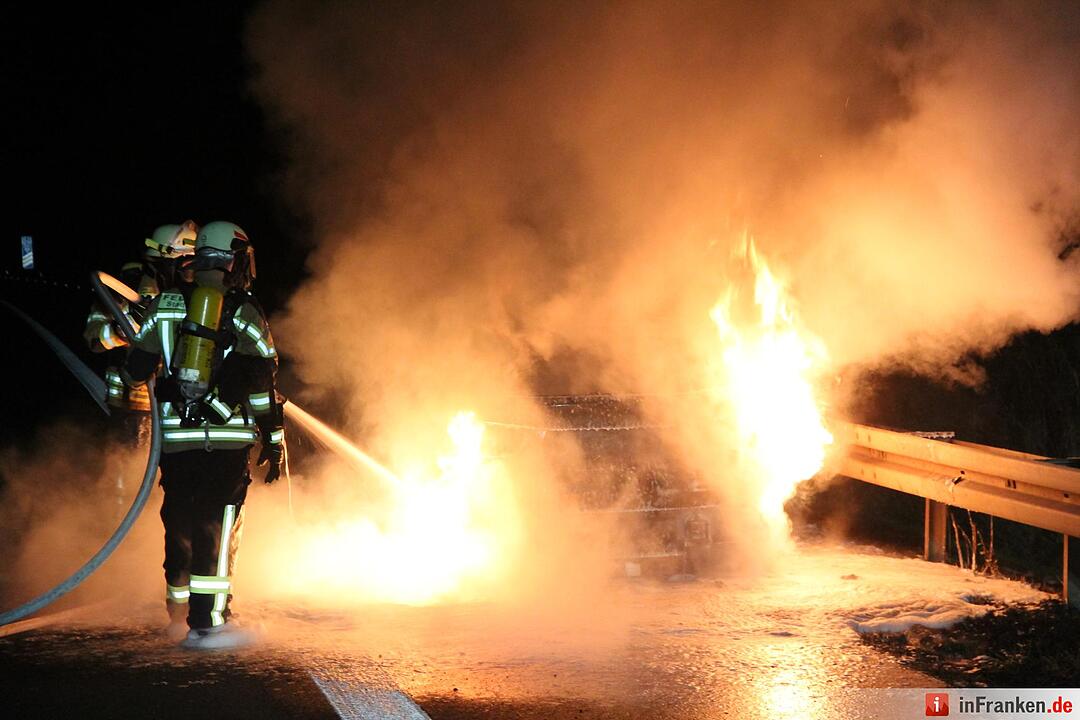 Auto geht auf A73  in Flammen auf