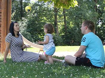 Cristina Buldum und Töchterchen Maya gehen mit Papa Danny Schumacher gern auf den Spielplatz an der Musikschule. Es müsste dort noch mehr Spielgeräte geben, wünschen sie sich. Für Danny Schumacher ist die nahe liegende Eisdiele in der Innenstadt ein echter Pluspunkt. Foto: Ulrike Müller