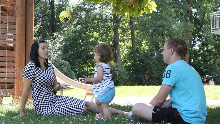 Cristina Buldum und Töchterchen Maya gehen mit Papa Danny Schumacher gern auf den Spielplatz an der Musikschule. Es müsste dort noch mehr Spielgeräte geben, wünschen sie sich. Für Danny Schumacher ist die nahe liegende Eisdiele in der Innenstadt ein echter Pluspunkt. Foto: Ulrike Müller