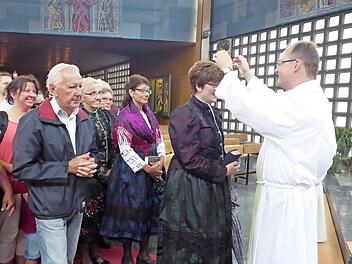 Pfarrer Florian Sassik (R.) spendet den Gläubigen den Primizsegen.  Foto: Heidi Amon