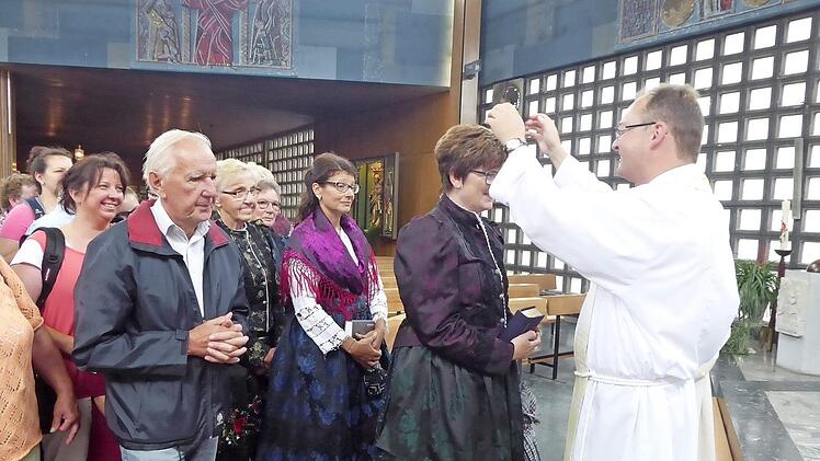 Pfarrer Florian Sassik (R.) spendet den Gläubigen den Primizsegen.  Foto: Heidi Amon