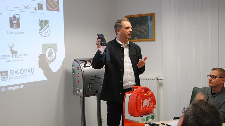 Thomas Schreiner vom Zentrum für Telemedizin in Bad Kissingen, stellte auf der jüngsten Gemeinderatssitzung in Riedenberg einen frei zugänglichen Defibrilator vor.Evelyn Schneider