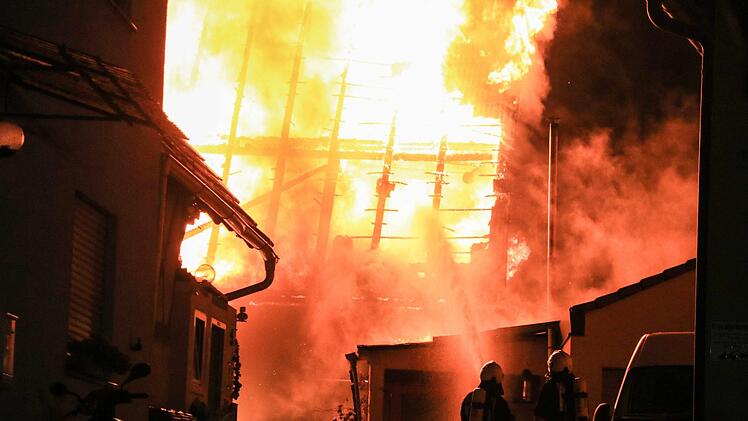 Rund 80.000 Euro Sachschaden entstand bei einem Scheunenbrand in Ebing (Landkreis Bamberg). Fotos: News 5/Merzbach