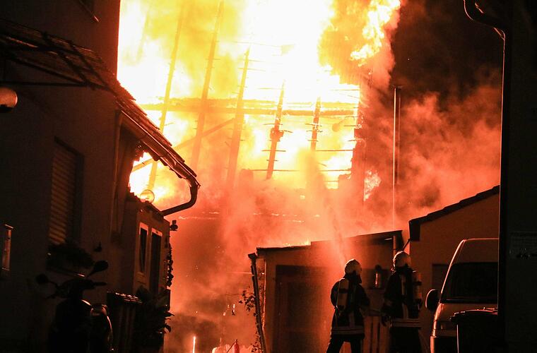 Warmensteinach: 100.00 Euro Schaden nach Scheunenbrand - mehr als 200 Feuerwehrleute im Einsatz