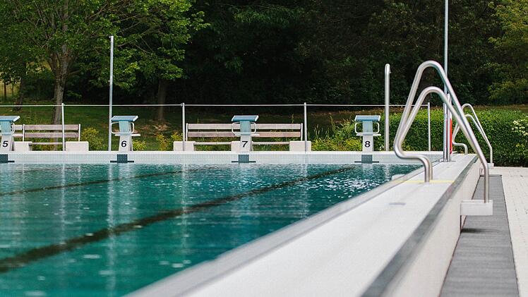 Der 77-Jährige wurde aus dem  Schwimmerbecken des Höchstadter Freibads gezogen.  Foto: FT-Archiv