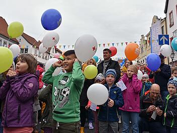 Die Ohren zuhalten hieß es für die Kinder, als zur Eröffnung des 42. Haßfurter Straßenfestes die  Schützengesellschaft ihre Böllerschüsse ertönen ließ. Dann ließen die Buben und Mädchen ihre Ballons steigen - das Straßenfest war eröffnet.  Ulrike Langer
